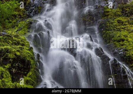 Skookum Falls, wunderschön im Frühling, entlang des Skookum Flats Trail, Mount Baker-Snoqualmie National Forest, Washington State, USA Stockfoto