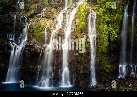 Wasserfall aus der Vegetation des Grand Galet Stockfoto