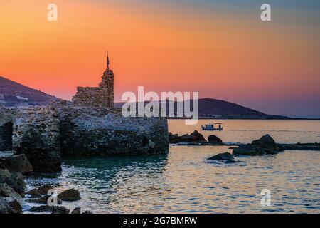 Ikonischer Blick von der malerischen alten historischen Burg im Küstendorf Naousa auf der Insel Paros, Kykladen, Griechenland Stockfoto