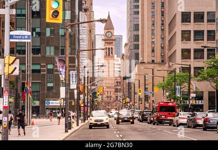 TORONTO, KANADA - 06 05 2021: Sommeransicht entlang der Bay Street in der Innenstadt von Toronto mit Old City Hall, Richardsonian romanischen Bürgerhaus von 1899 Stockfoto