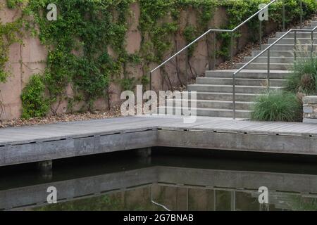 Eine Treppe entlang des Waterway in The Woodlands, Texas. Stockfoto