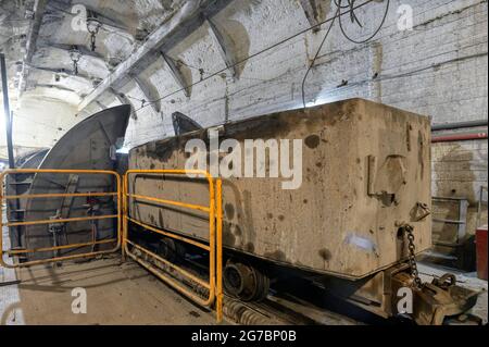 Rotierender Entlader von U-Bahn-Autos Stockfoto