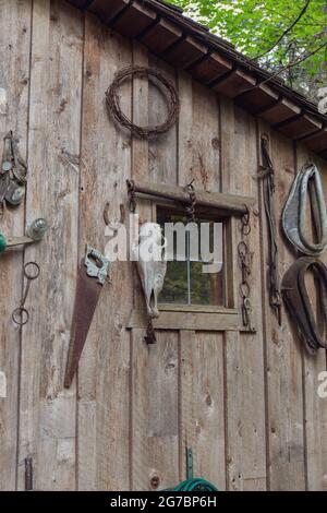 Rustikale Dekorationen an der Seite des Holzschuppens Stockfoto