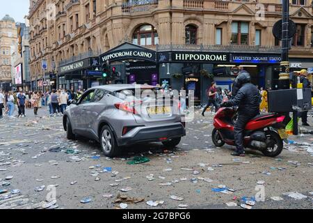 Leere Bierdosen und andere Geröll säten die Straße, nachdem Fußballfans vor dem EM 2020-Finale vom Leicester Square weggelenkt wurden Stockfoto