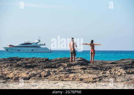 Formentera, Spanien. 2021. Juli 7. Frau posiert für ein Foto am Strand Es Calo in Formentera im Sommer 2021. Stockfoto