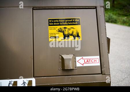 Bear Proof Mülltonne, , Kananaskis Country, Alberta, Kanada. Stockfoto