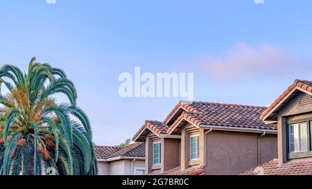 Pano Häuser in San Diego Kalifornien Nachbarschaft gegen blauen Himmel an einem sonnigen Tag Stockfoto