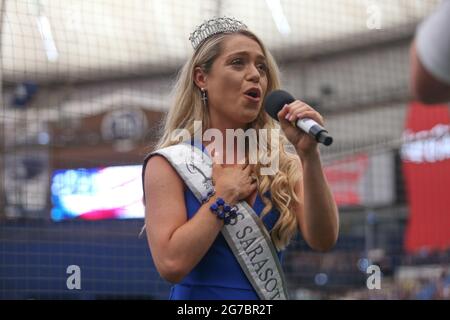 St. Petersburg, Florida. USA; Lauren Nielsen, Miss Arasota County, singt vor einem Major League-Baseballspiel sowohl die kanadische als auch die amerikanische National Anthems Stockfoto