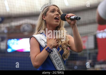 St. Petersburg, Florida. USA; Lauren Nielsen, Miss Arasota County, singt vor einem Major League-Baseballspiel sowohl die kanadische als auch die amerikanische National Anthems Stockfoto