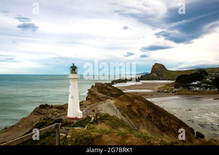 Castlepoint Lighthouse liegt hoch auf den Klippen mit Blick auf den Ozean, um Schiffe von den Felsen, Wairarapa, Neuseeland, zu leiten Stockfoto