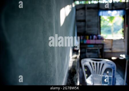 Die Tafel des schmutzigen Klassenzimmers in einer alten Landschule in Thailand, aufgenommen mit enger Fokussierung für den Hintergrund Stockfoto