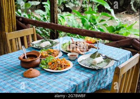Thailändisches Mittagessen für zwei Personen im Resort irgendwo Stockfoto