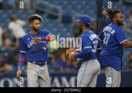 St. Petersburg, Florida. USA; Toronto Blue Jays Linksfeldspieler Lourdes Gurriel Jr. (13) Rechtsfeldspieler Teoscar Hernandez (37) und designierter Hitter Vladimir Stockfoto