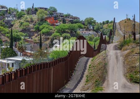 US-Grenzzaun, Fußgängerschutzwand im Poller-Stil aus 6“ x 6“-Stahlrohren, die Nogales Arizona USA von Nogales Sonora Mexico trennen, von der aus gesehen Stockfoto