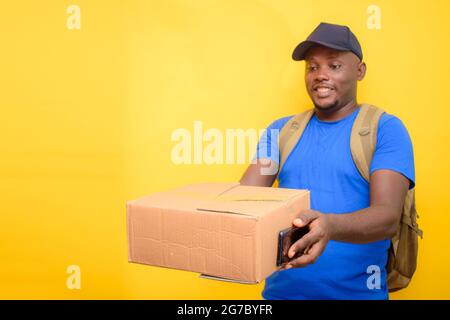 Ein afrikanischer Liefer- oder Versandmann mit einem Rucksack, Tragekisten und einer Gesichtskappe Stockfoto