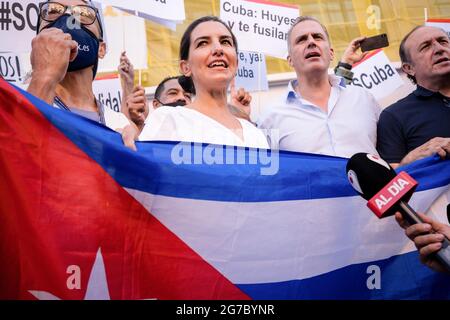 Madrid, Spanien. Juli 2021. Rocio Monasterio und Javier Ortega Smith, Politiker der politischen Partei VOX, halten während der Demonstration eine kubanische Flagge.die kubanische Gemeinschaft in Madrid, Spanien, traf sich unter dem Motto #soscuba gegen Präsident Miguel Diaz-Canel, die Verwaltung der Pandemie und das kubanische kommunistische Regime. (Foto von Diego Radames/SOPA Images/Sipa USA) Quelle: SIPA USA/Alamy Live News Stockfoto