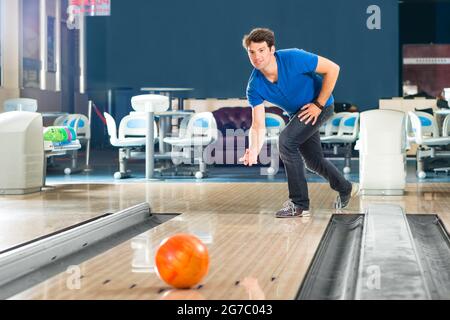 Gruppe von Freunden in einer Bowlingbahn, Spaß haben, die Mädchen jubeln dann er bekommen einen Streik Stockfoto