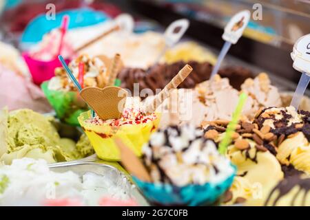 Viele verschiedene Sorten Eis in der Eisdiele für Eisbecher und Kegel Stockfoto