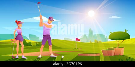 Golfer spielen Golf auf dem grünen Feld schlagen Ball mit Club auf Naturkurs Landschaft Hintergrund mit roter Flagge, Sandbunker und Bäume unter blauem sonnigen Himmel. Cartoon-Vektor-Illustration für Sportturniere Stock Vektor