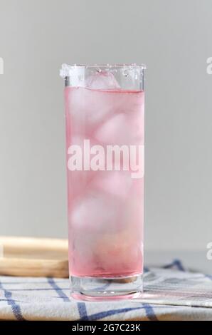 Ein Glas rosafarbener Punsch Stockfoto
