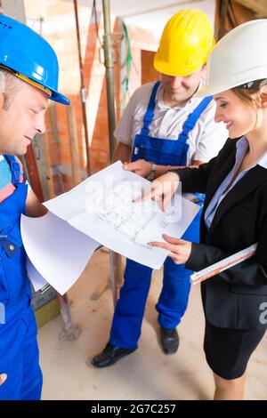 Bau-Website-Team oder Arbeiter mit Helmen, controlling oder Diskussion Plan oder Entwurf Architekt und Baumeister Stockfoto