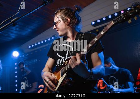 Zaporozhye, Ukraine- März 14 2020 : Mann in runder Sonnenbrille spielt Gitarre Stockfoto