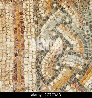 Die Textur des Mosaiks der gesäumten Fußböden im Herodes-Palast der Bäder im Nationalpark Caesarea Primorskaya Stockfoto