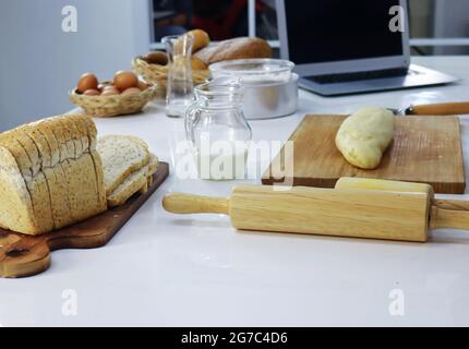 Brotglas Milch und Eier und Küchenutensilien Stockfoto