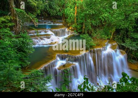 Der Huai Mae Khun Wasserfall ist ein wunderschöner Regenwald, berühmte Touristenattraktionen von Kanchanaburi, Thailand. Stockfoto