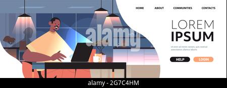 Überarbeiteter freiberuflicher Geschäftsmann, der einen Laptop-Bildschirm ansieht, der am Arbeitsplatz im dunklen Nachtsaal sitzt Stock Vektor