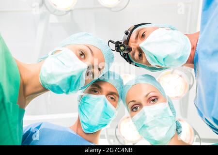 Krankenhaus - Chirurgie medizinisches Team von Ärzten in Betrieb Zimmer oder Op, die auf Patienten im Notfall Stockfoto