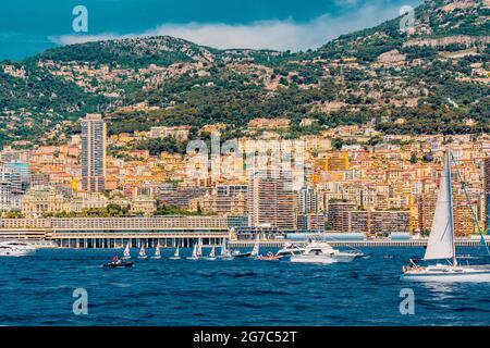 Monaco, Monte-Carlo - 26.06.2021: Stadt und Hafen, Panoramablick vom Meer. Wahrzeichen von Monaco, Hafen Hercules, Hafen Fontvieille. Monaco ist ein Land Stockfoto