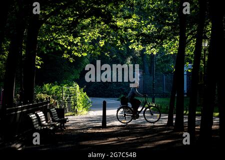 Berlin, Deutschland. Juli 2021. Ein Radfahrer fährt durch den Volkspark Friedrichshain. Quelle: Fabian Sommer/dpa/Alamy Live News Stockfoto