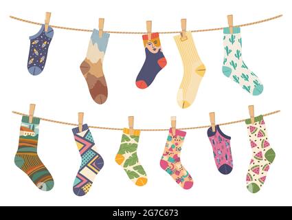 Socken am Seil. Baumwollsocke mit niedlichem Muster zum Aufhängen und Trocknen an Wäscheseilen. Verschiedene lustige Socken mit Wäscheklammern Vektor-Illustration. Verschiedene Trenddesigns für Mann und Frau Stock Vektor