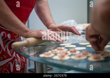 Kochen Knödel zu Hause in der Küche am Tisch. Stockfoto