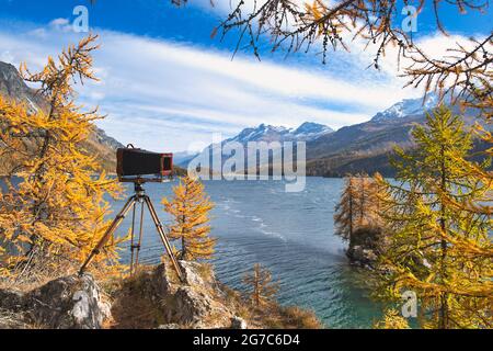 Antike Plattenkamera auf Holzstativ bei einem Landschaftsfoto Stockfoto