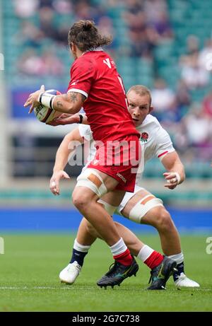 Der englische Flanker Sam Underhill stellt sich während des England -V- Rugby Canada-Spiels am Samstag, den 10. Juli 2021, auf der Conor Keys-Sperre von Rugby Canada ein Tackle auf. Stockfoto