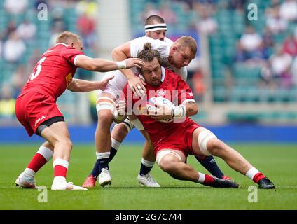 Der englische Flanker Sam Underhill tackt beim England -V- Rugby Canada Spiel am Samstag, den 10. Juli 2021, in Twickenham gegen die Rugby Canada Lock Conor Keys Stockfoto