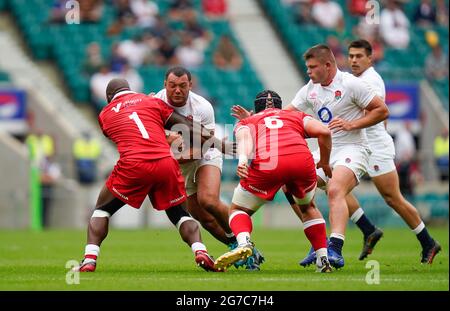 Rugby Canada Prop Djustice Sears-Duru stellt sich während des England-V-Rugby-Canada-Spiels am Samstag, den 10. Juli 2021, in Twicke gegen die englische Requisite Ellis Genge Stockfoto