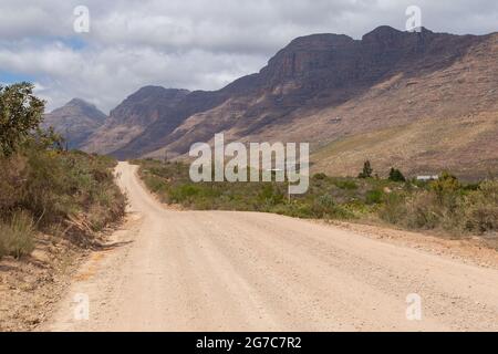 Die Straße, die durch die Cederberg-Berge im westlichen Kap von Südafrika führt Stockfoto