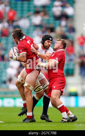 England Lock Harry Wells tackt Rugby Canada Lock Conor Keys während des England -V- Rugby Canada Spiels am Samstag, 10. Juli 2021, im Twickenham Stad Stockfoto