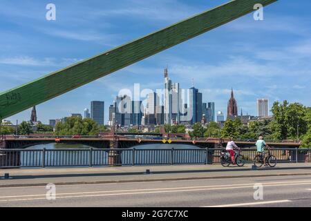 Blick von der Flosserbrücke auf die Skyline von Frankfurt am Main Stockfoto