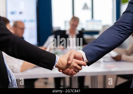 Zufrieden Geschäftsmann Firma Arbeitgeber tragen Anzug Handschlag im Konferenzraum , Arbeitsplatz. Man hr Manager beschäftigen erfolgreichen Kandidaten schütteln Hand bei Business-Meeting, Platzierung Konzept Stockfoto