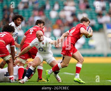 William Percillier von Rugby Canada bricht beim England-V-Rugby-Canada-Spiel am Samstag, dem 10. Juli 2021, in Twickenham an Englands Dan Robson vorbei Stockfoto