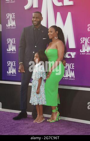 Los Angeles, Kalifornien, USA. Juli 2021. LeBron James, Savanna Brinson, Zhuri Nova James 07/12/2021 die Weltpremiere von „Space Jam: A New Legacy“ fand im L.A. statt Live Regal Cinemas in Los Angeles, CA Foto von Izumi Hasegawa/HollywoodNewsWire.net Quelle: Hollywood News Wire Inc./Alamy Live News Stockfoto