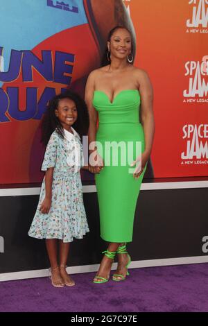 Los Angeles, Kalifornien, USA. Juli 2021. Savanna Brinson, Zhuri Nova James 07/12/2021 die Weltpremiere von „Space Jam: A New Legacy“ fand im Los Angeles statt Live Regal Cinemas in Los Angeles, CA Foto von Izumi Hasegawa/HollywoodNewsWire.net Quelle: Hollywood News Wire Inc./Alamy Live News Stockfoto