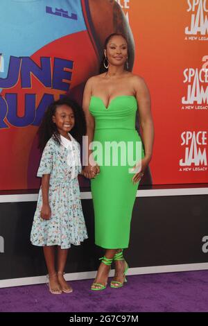 Los Angeles, Kalifornien, USA. Juli 2021. Savanna Brinson, Zhuri Nova James 07/12/2021 die Weltpremiere von „Space Jam: A New Legacy“ fand im Los Angeles statt Live Regal Cinemas in Los Angeles, CA Foto von Izumi Hasegawa/HollywoodNewsWire.net Quelle: Hollywood News Wire Inc./Alamy Live News Stockfoto