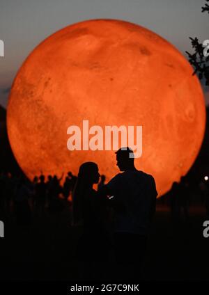 Brünn, Tschechische Republik. Juli 2021. Ein riesiges aufblasbares Modell des Planeten Mars wird am 12. Juli 2021 von der Sternwarte und dem Planetarium in Brünn auf dem Kuhberg in Brünn, Tschechien, ausgestellt. Quelle: Igor Zehl/CTK Photo/Alamy Live News Stockfoto