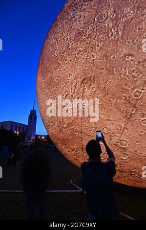 Brünn, Tschechische Republik. Juli 2021. Ein riesiges aufblasbares Modell des Planeten Mars wird am 12. Juli 2021 von der Sternwarte und dem Planetarium in Brünn auf dem Kuhberg in Brünn, Tschechien, ausgestellt. Quelle: Igor Zehl/CTK Photo/Alamy Live News Stockfoto