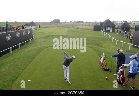 Der schwedische Rikard Karlberg schlägt am ersten Tag im Royal St. George's Golf Club in Sandwich, Kent, ab. Bilddatum: Dienstag, 13. Juli 2021. Stockfoto